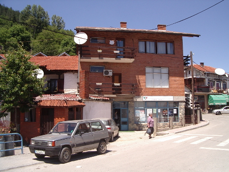 Това е сградата на българския Културно-информационен център в Босилеград, където Драголюб Иванчов е нарушил закона, като е сложил да се вее българското знаме в продължение на седем часа на 3 март 2012 г.