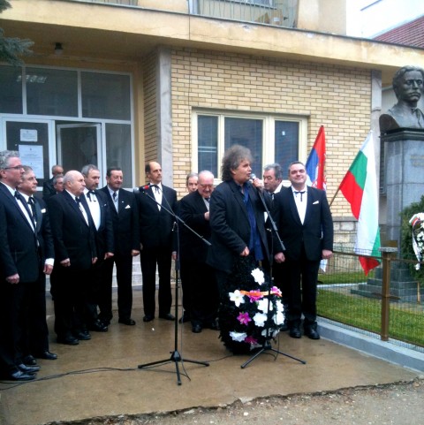 Кметът на Босилеград Владимир Захариев и част от официалните гости в момент от честването