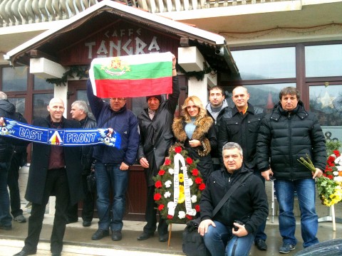 Част от пристигналите да почетат паметта на Левски пред кафене "Тангра" в Босилеград