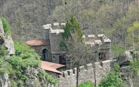 Така изглежда днес "крепостта Урвич", т.е. построената от Бараков сграда. Снимка: интернет