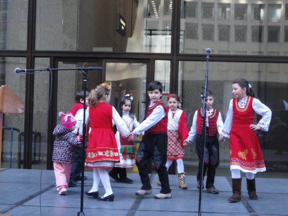 "Шарено хорце" - изпълнение на децата от Малко българско училище