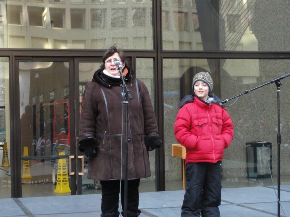 Стихотворение за България в изпълнение на Нели и Теодол Чалъкови от Малко българско училище