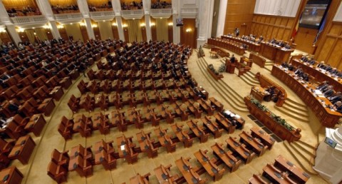 Главен противник на лустрацията е опозиционната Социалдемократическа партия, тъй като под действието на този закон попадат 70% от активистите на партията, отбелязва румънската преса.