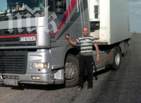 Стоян Проданов, сниман до ТИР-а, с който е пътувал по пътищата на света, преди да стане жертва на нелеп инцидент на един челябински паркинг. Снимка: ПИК