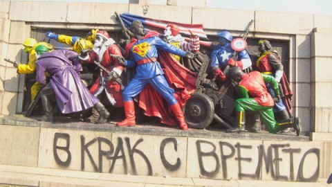 Така изглеждаше Паметника на Съветската армия преди две години, когато беше изрисуван от "вандали", направили си находчива шега с неакватното присъствие на този паметник днес в центъра на българската столица. 