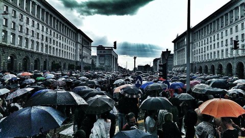Тази снимка, запечатала момент от многото дни на протести в София, авторът е качил като корица на профила си във Фейсбук.