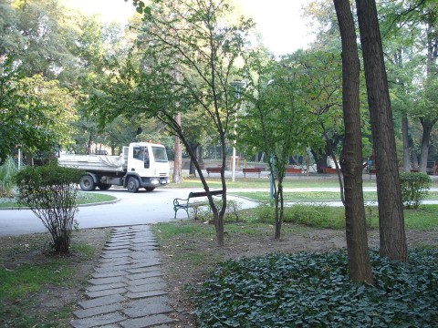 По алеите на Цар Симеоновата градина редовно се разкарват камиони. Снимка: Фейсбук