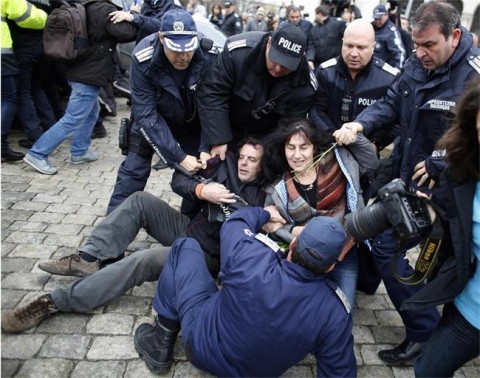 Така изглеждаше пространството пред парламента вчера. Снимка: Ройтерс