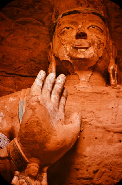 Статуя на Буда от скалния комплекс в Лоян