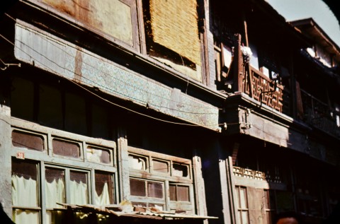 Улица в Кантон с боядисани в сиво по време на т.нар. Културна революция фризове на фасади