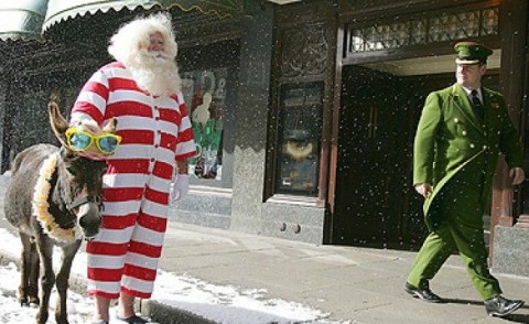 Дядо Коледа с раирани дрехи и магаренце. Снимка: БГНЕС
