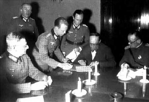 Външният министър на Югославия Александър Цинцар-Маркович подписва капитулацията на Югославия, 17 април 1941 г.