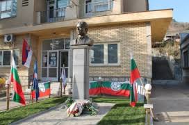 Културно-информационният център на българите и паметник на Левски в Босилеград