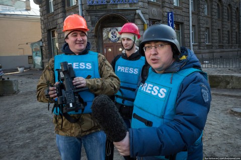 Така работеха някои журналисти на Майдана. Снимка: Иля Варламов, zyalt.livejournal.com 