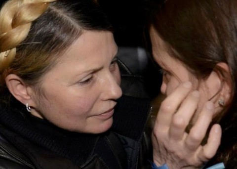 Юлия Тимошенко прегръща дъщеря си след излизането си на свобода. Снимка: Twitter