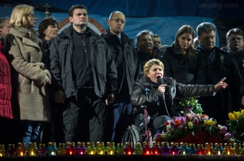 Юлия Тимошенко говори на Майдана, седнала в иинвалидната си количка. Снимка: ЕПА/БГНЕС