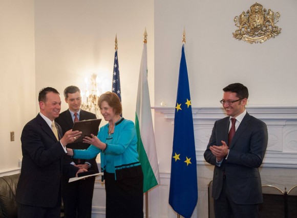 Награждаването на Нийл Глик /крайният вляво/ в българското посолство във Вашингтон. Снимка: Иван Анчев