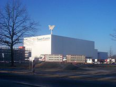 Сградата на Tönnies в Реда Виеденбрюк, снимана отдалеч. През 2011 г. в различни клонове на компанията са били заклани над 16 милиона прасета, гласи официална информация. Снимка: Уикипедия