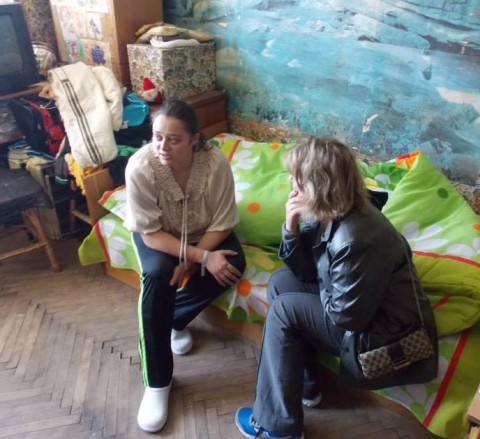 Тереза в жилището си в Кнежа, с една от жените, които й помагат в тези трудни за нея дни. Снимка: Георги Георгиев