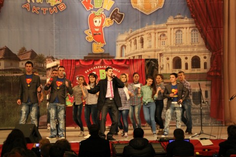 Момент от представление на "Супер троенци"