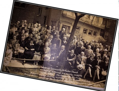 Българската православна общност след Великденска служба пред църквата "Света София" в Чикаго, 1941 г.