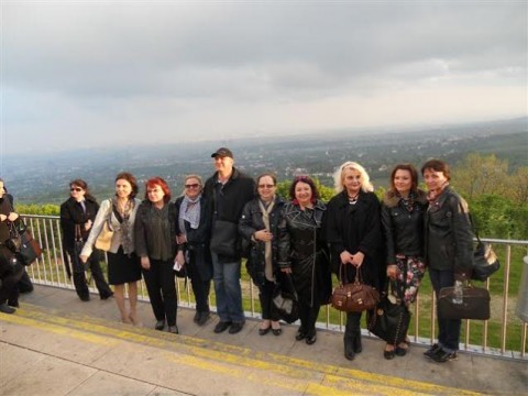     Снежина Мечева (четвъртата отдясно-наляво) заедно със свои колеги, участници в конференцията на българските училища в чужбина във Виена. Сред сниманите участници са и представителки на български училища в Чикаго.