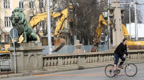 Багери дълбаят под Лъвов мост. Снимка: БГНЕС