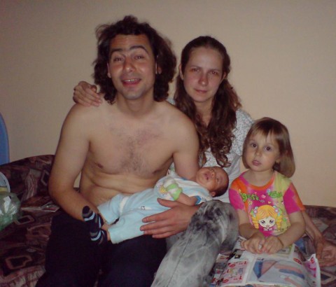 Стамен Илчев държи в ръце сина си, с когото го е дарила Мая. Вдясно на снимката е дъщеричката на Мая от първия й брак.