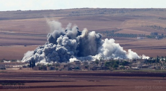 Бомбардировки над селище близо до кюрдския град Кобане, който от година е окупиран от джихадистите. Снимка: ЕПА/БГНЕС