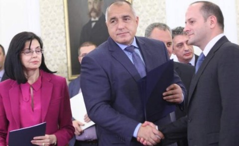 Бойко Борисов и Радан Кънев се ръкуват след подписването на коалиционното споразумение. Снимка: Vesti.bg