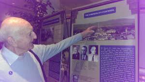 Маир Мешулам, който през 1943 г. е бил едва 15-годишен, показва постера с неговия роден град Кюстендил, от където делегация отива в София за да бъде спряна екстрадацията на българските евреи