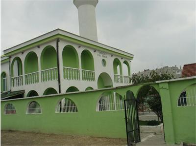 Джамията “Абу Бекир” в ромския квартал на Пазарджик. Снимки: Авторът
