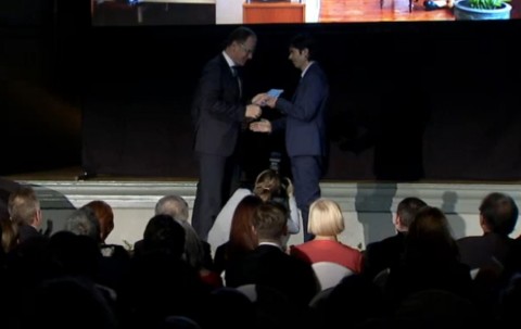 Милен Русков (вляво на сцената) получава тазгодишната европейска награда за литература. Снимка: скрийшот от видео