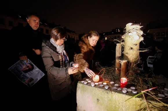 Парижани палят свещи в памет на загиналите журналисти. Снимка БГНЕС