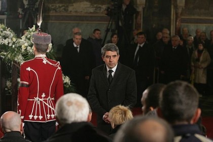 Настоящият български президент Плевнелиев произнесе реч след опелото на д-р Желев и се поклони пред тленните му останки. Снимка: БГНЕС