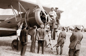 Цар Борис III инспектира прототипа на самолет ДАР-3 “Гарван-III”. Летище Божурище, 1937 г. Снимка: Аirgroup2000.com