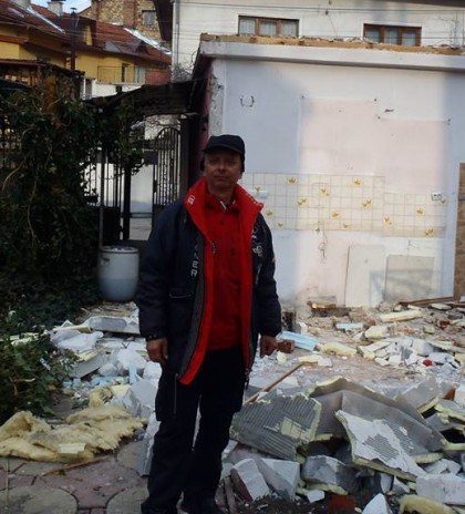 Светослав Похлупков сред останките от срутената къща на майка му