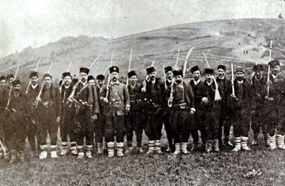 Останали живи поборници - опълченци от Батак, снимани през 1886 г. Поборниците са се опитали на тази снимка да възстановят спомена за едно въстание, който не е бил запечатан от ничий обектив по време на самите събития.