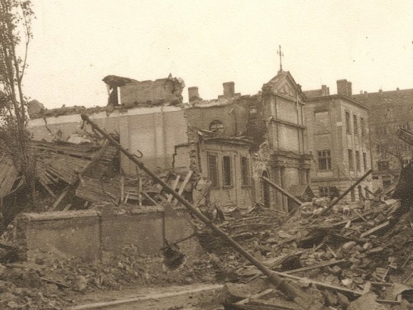 Старата сграда на катедралата "Св. Йосиф", разрушена от бомбардировките. Снимка: Емануил Боянов