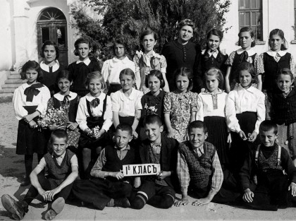 Ученици със своята учителка. 30-те години на ХХ век. Снимка: qtoslunca.com