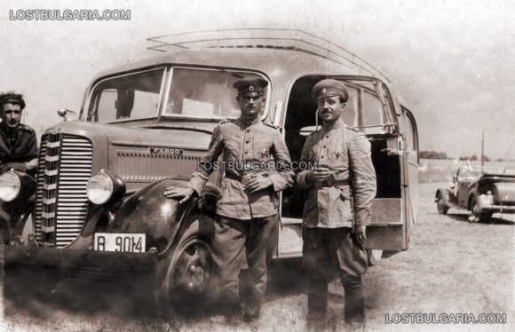 Офицери с военен автобус Фарго край Мало Бучино, август 1939 г. Снимка: "Изгубената България"