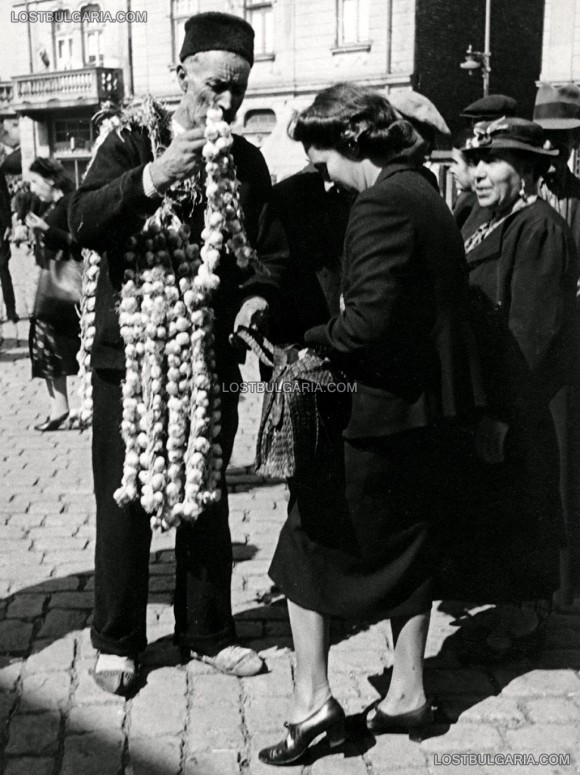 Шоп от софийско село продава чесън на Женския пазар в София, 30-те години на ХХ век. Снимка: "Изгубената България"