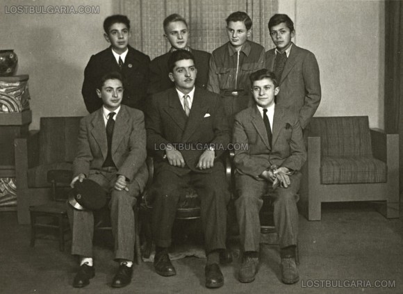Ученици и учител от Френския колеж в Пловдив, 40-те години на ХХ век. Снимка:  "Изгубената България"