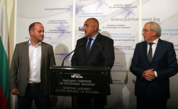 Радан Кънев, Бойко Борисов и Лютви Местан обявяват, че са споразумели за съдебната реформа. Снимка: БГНЕС