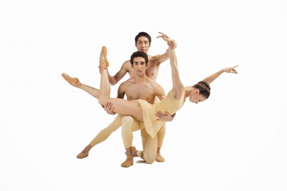 Йошихиза Араи, Эдсон Барбоза и Эприл Дейли в балете “Рай дураков”. Фото – Шерил Манн