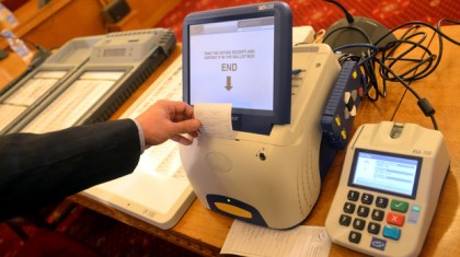  Засега най-модерното в областта на гласуването е възможността вотът да се упражни с натискане на копче. Снимка: Георги Кожухаров, в. "Капитал" 
