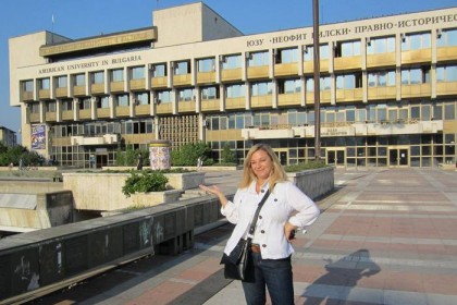Проф. Мелъди Гилбърт пред Американския университет в България. Снимки: Личен архив