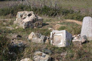 Останки от надгробни паметници на загинали български войници в Дойранската епопея. Снимка: http://zetramedia.com