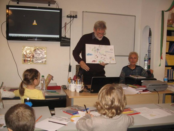 Кристофър Бъкстон представя книгата си пред децата от предучилищните групи. Вдясно от него е съпругата му Ана Бъкстон.