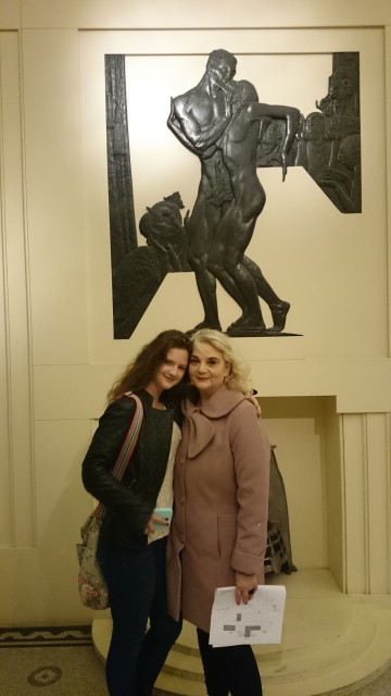 Здравка Владома Момчева с една от своите ученички в музея " в Лондон